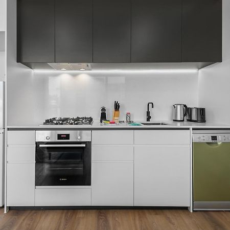 Modern Apartment On Burgundy Precinct & Parklands Мелбърн Екстериор снимка