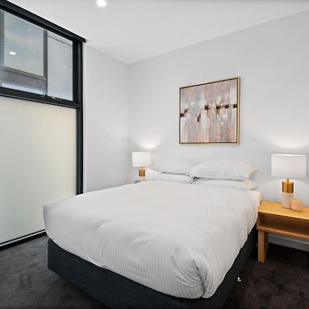Modern Apartment On Burgundy Precinct & Parklands Мелбърн Екстериор снимка