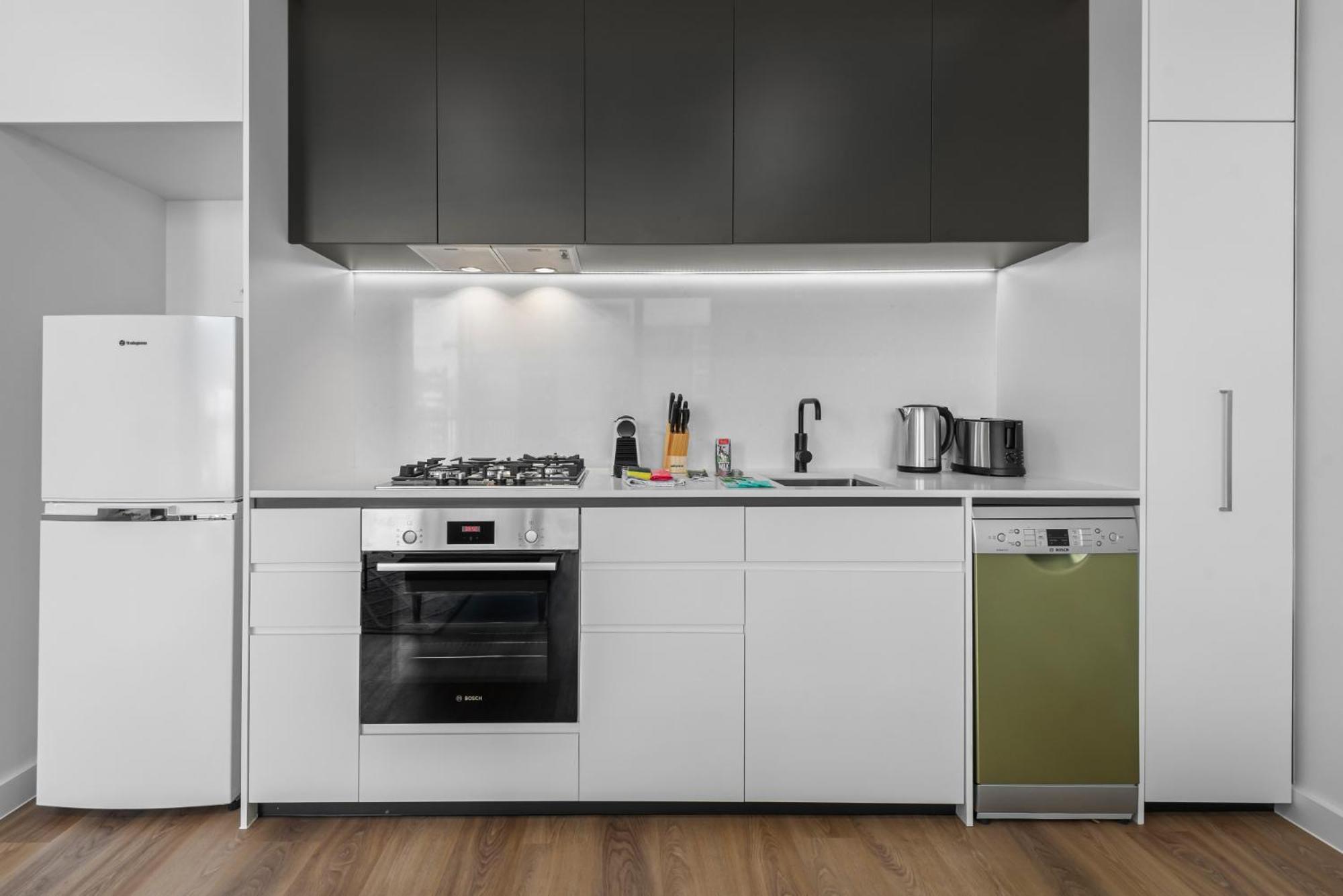 Modern Apartment On Burgundy Precinct & Parklands Мелбърн Екстериор снимка