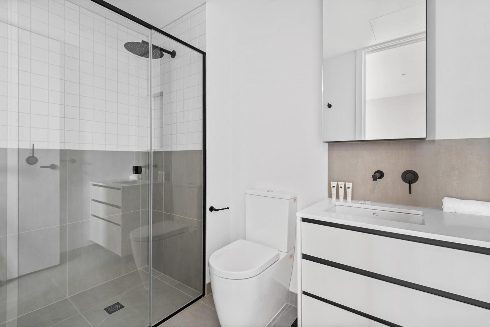 Modern Apartment On Burgundy Precinct & Parklands Мелбърн Екстериор снимка
